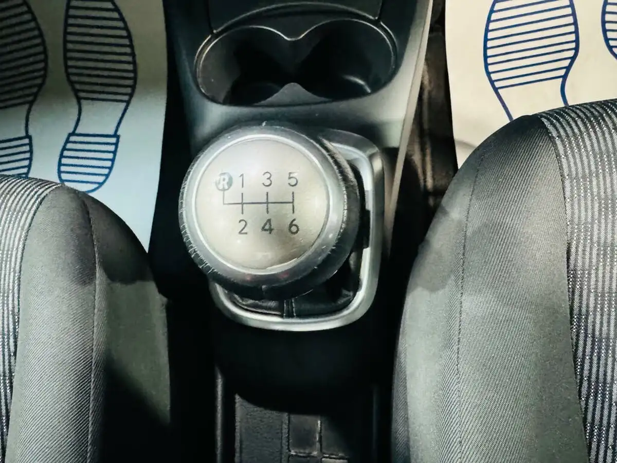 2015-toyota-yaris-133-icon-vvt-i-5d-big-16