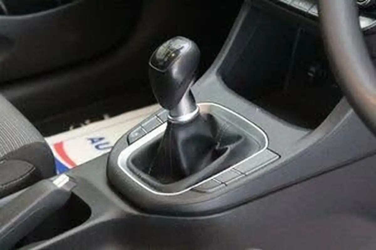 2018-hyundai-i30-10-t-gdi-isg-tourer-big-34