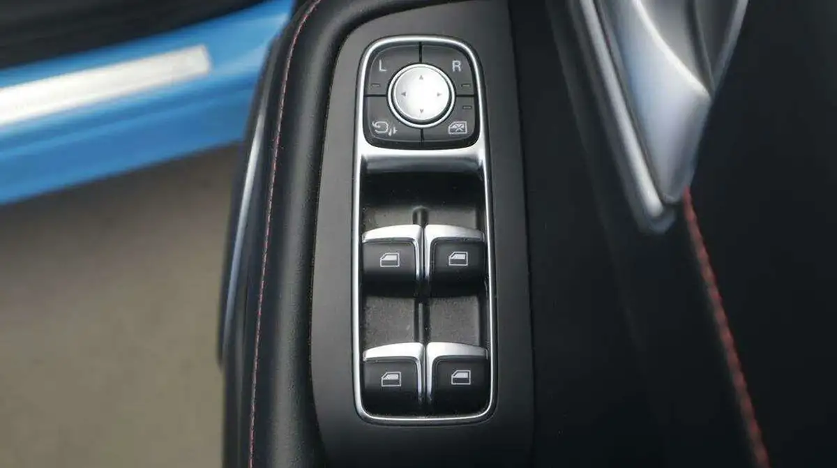 2024-mg-hs-15t-gdi-se-162ps-1490cc-big-7