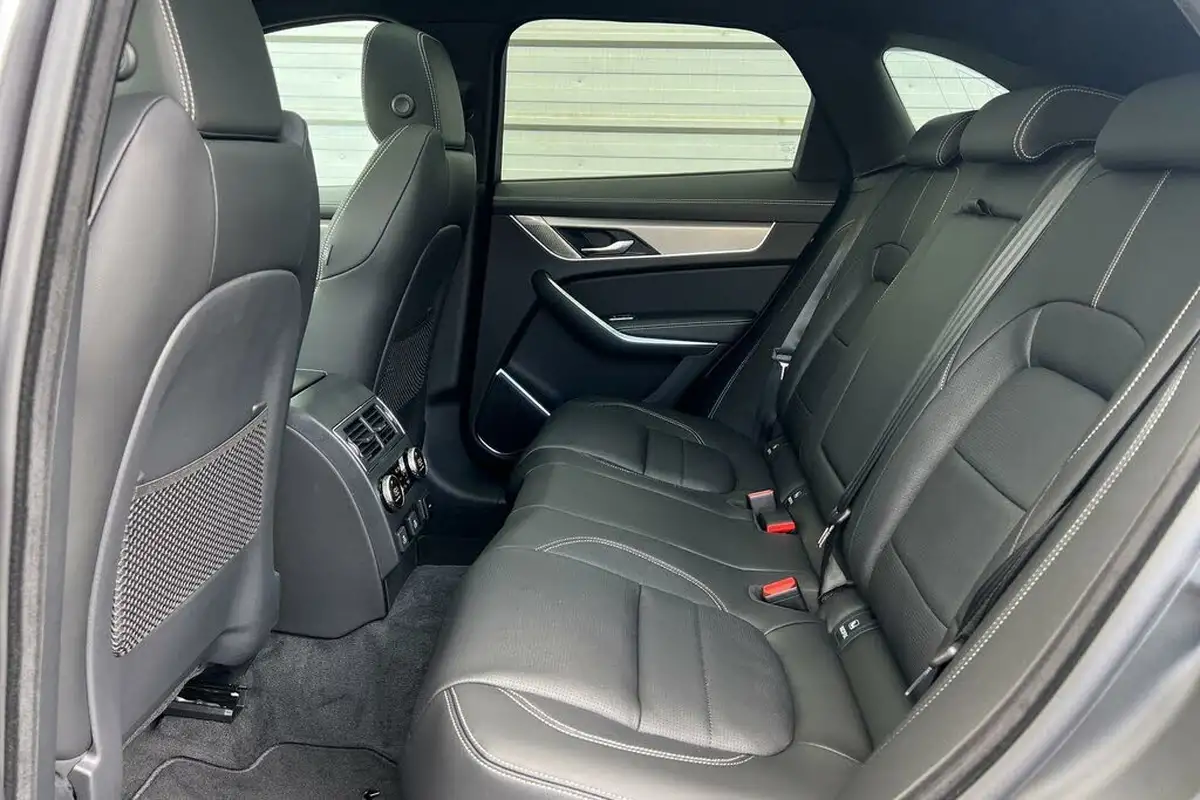 2024-jaguar-f-pace-20-d200-r-dynamic-se-black-90th-anniversary-edition-big-37
