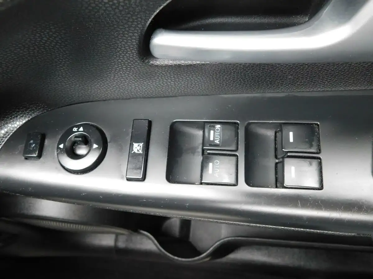 2014-kia-venga-16-3-sat-nav-isg-big-30