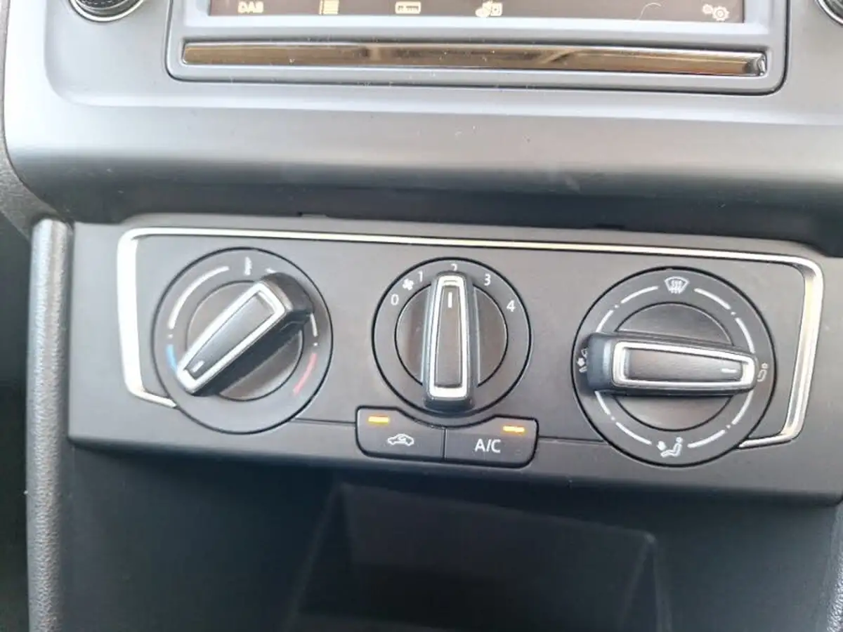 2015-volkswagen-polo-10-se-60ps-3d-big-9