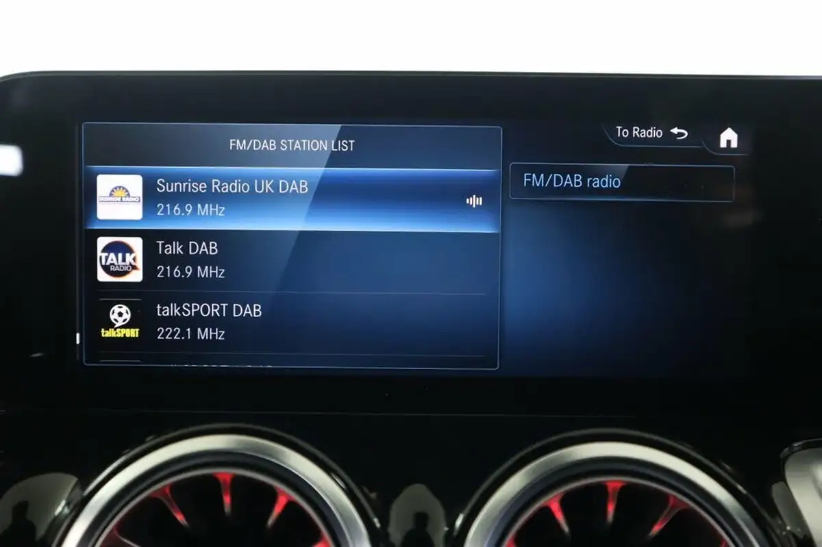 2023-mercedes-benz-glb-class-13-glb200-amg-line-executive-big-33