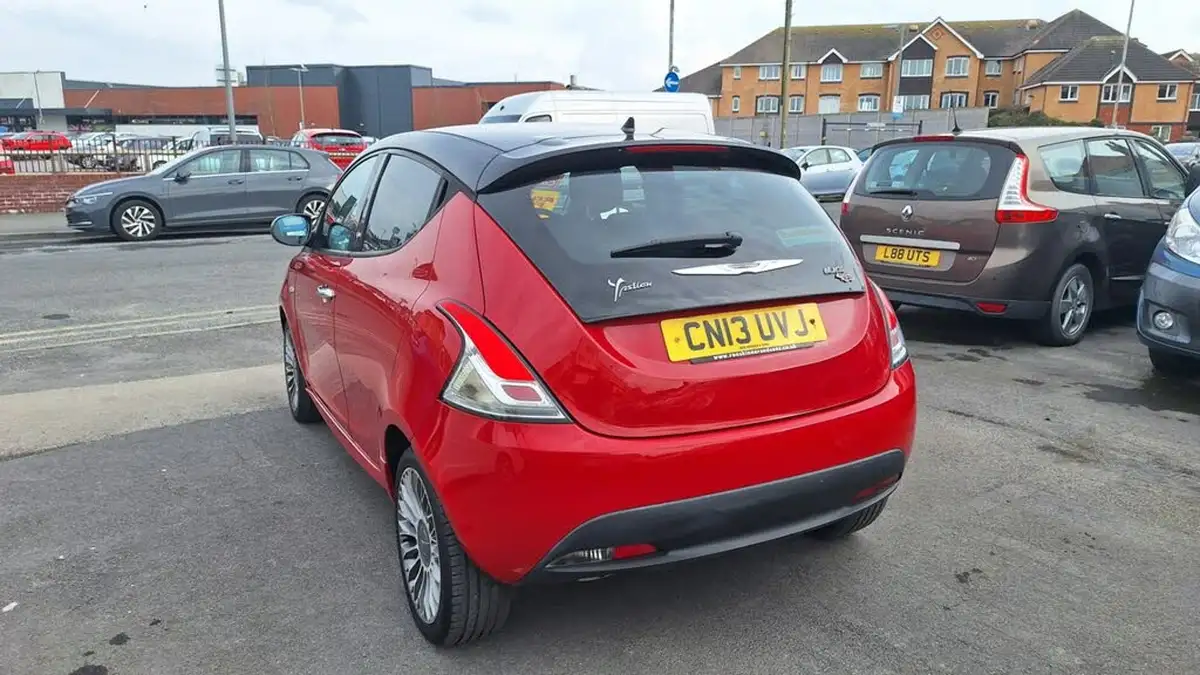 2013-chrysler-ypsilon-12-blackred-big-4