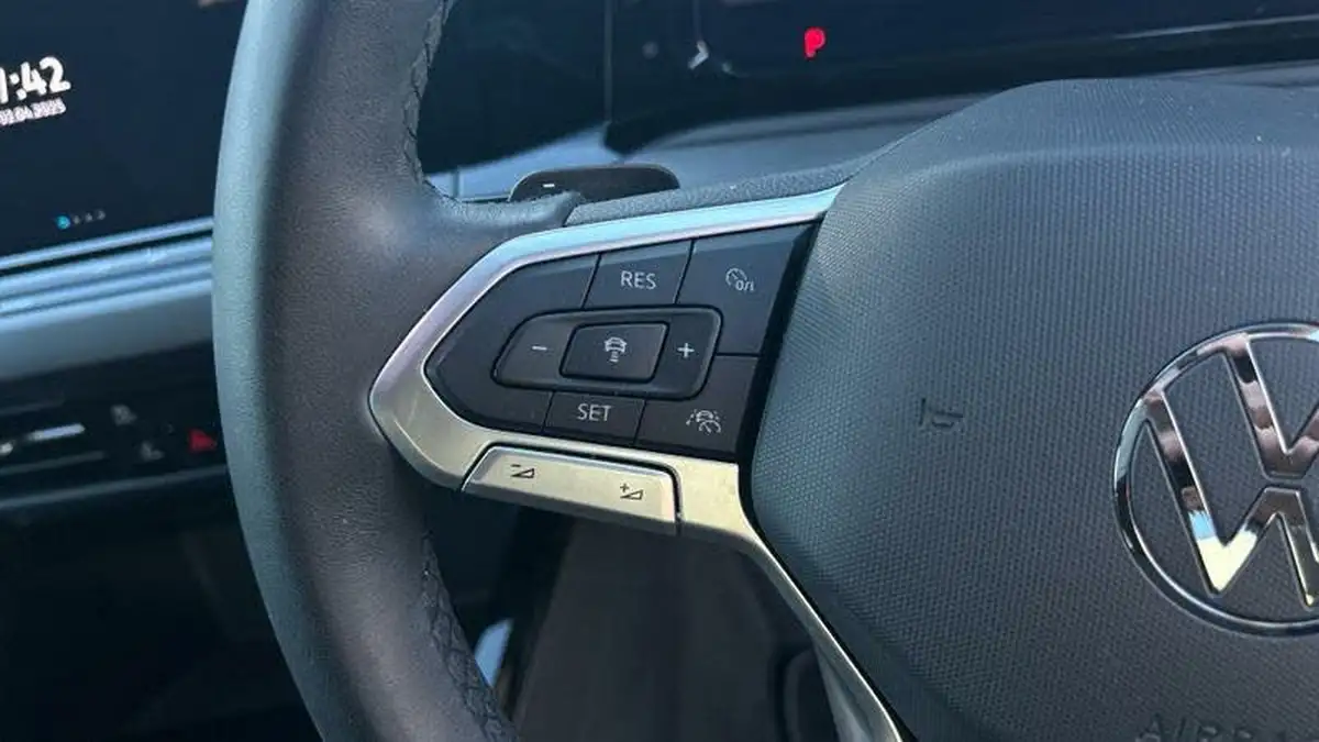 2023-volkswagen-golf-big-25
