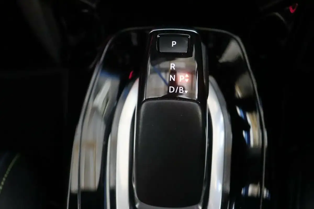 2021-peugeot-2008-suv-e-gt-premium-50kwh-big-22