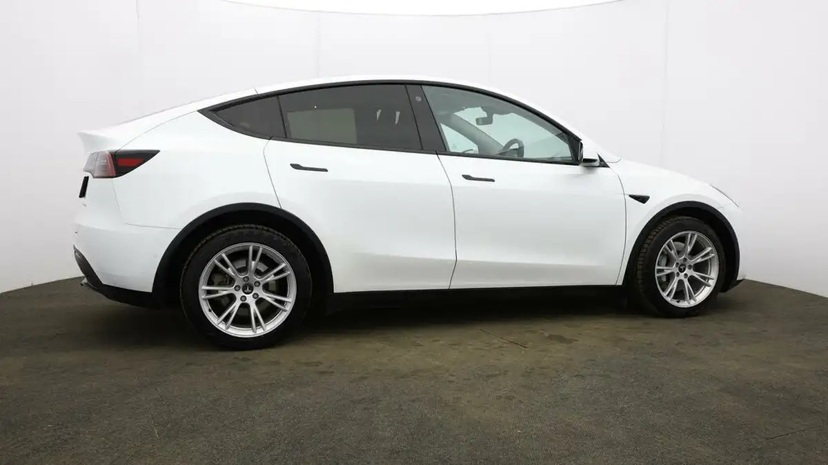 2022-tesla-model-y-e-long-range-big-49