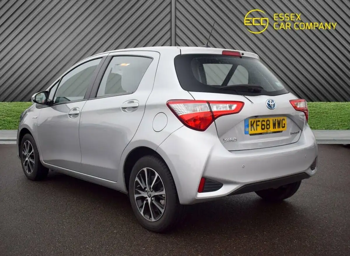 2019-toyota-yaris-15-vvt-i-icon-tech-98bhp-hybrid-1497cc-e-cvt-big-10