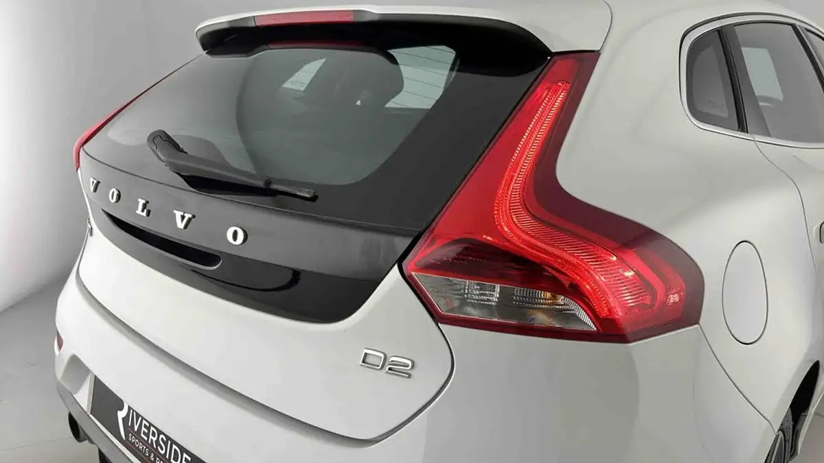 2015-volvo-v40-20td-d2-r-design-big-25