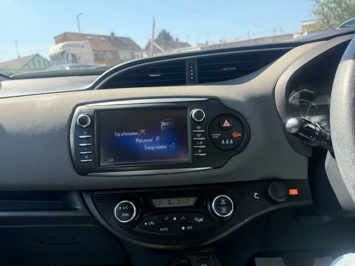 2017-toyota-yaris-15-vvt-i-icon-navi-hybrid-big-37