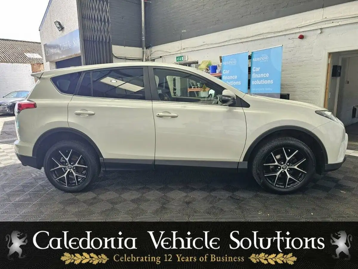 2018-toyota-rav4-20-design-awd-big-45