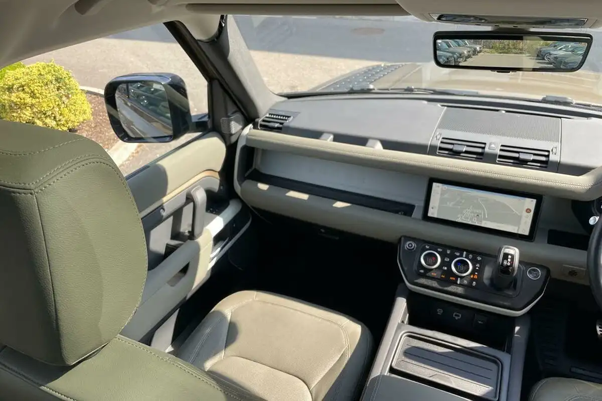 2022-land-rover-110-defender-30-d250-xs-edition-big-16