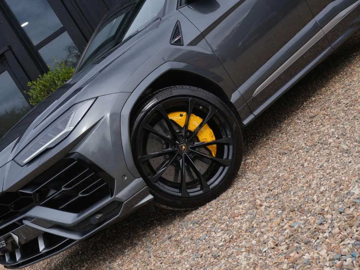 2019-lamborghini-urus-40-no-trim-big-2