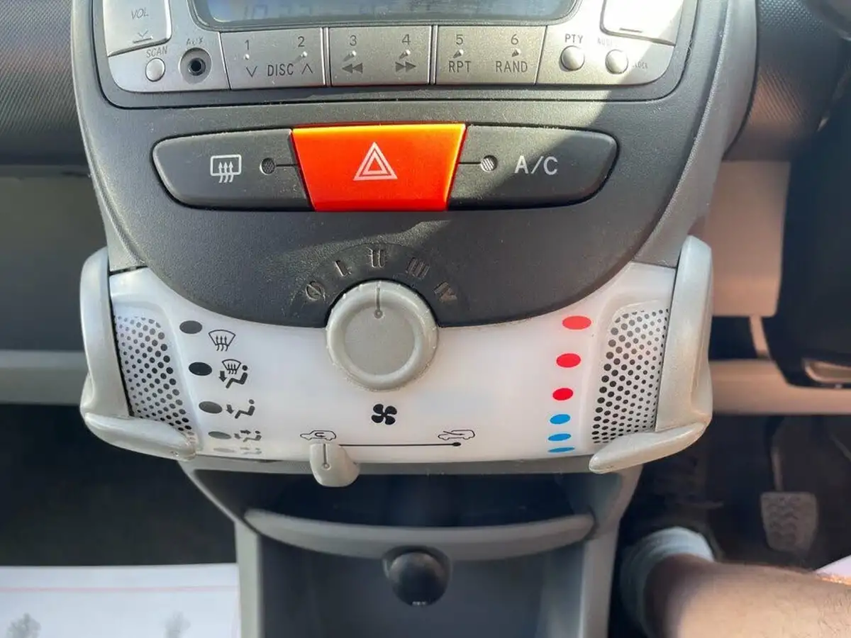 2011-toyota-aygo-10-aygo-ice-5d-big-13