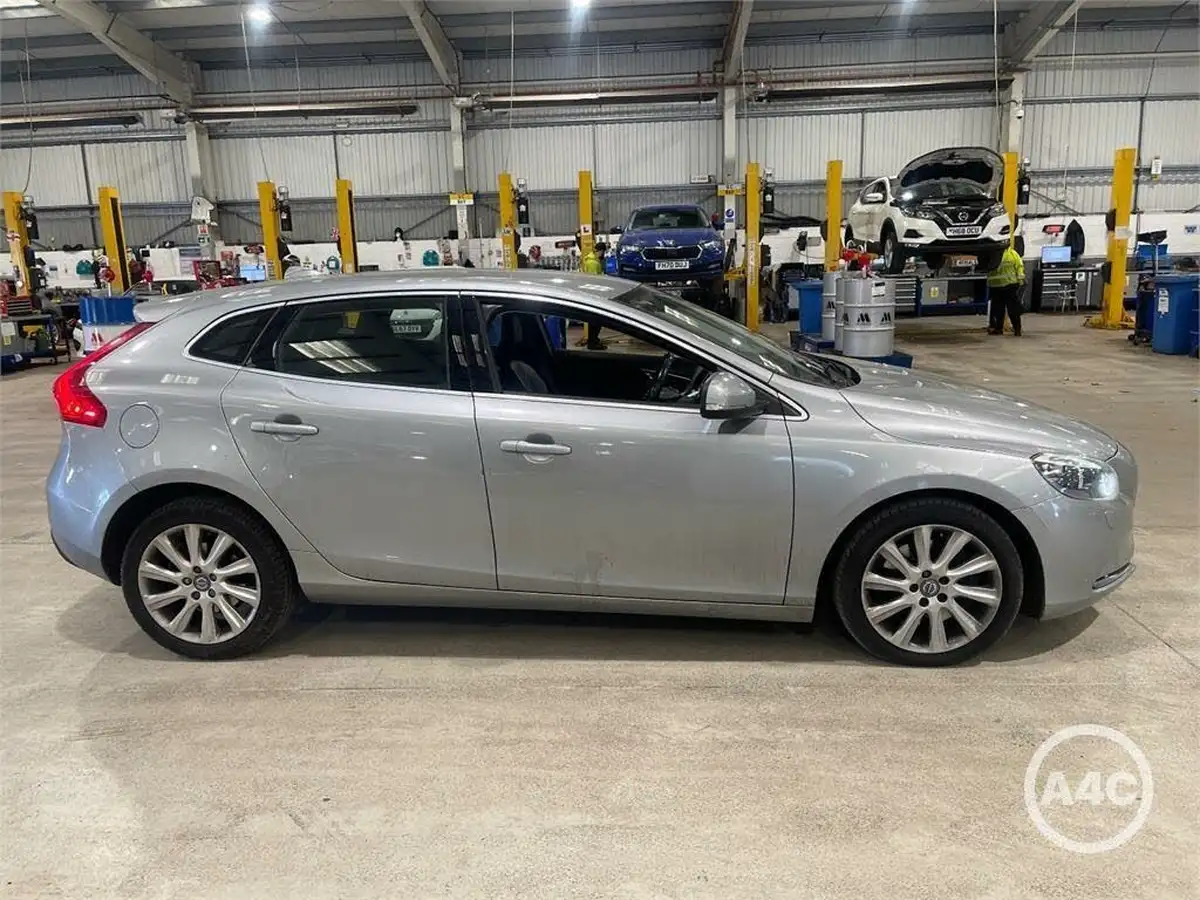 2015-volvo-v40-20td-d2-se-lux-nav-geartronic-big-2