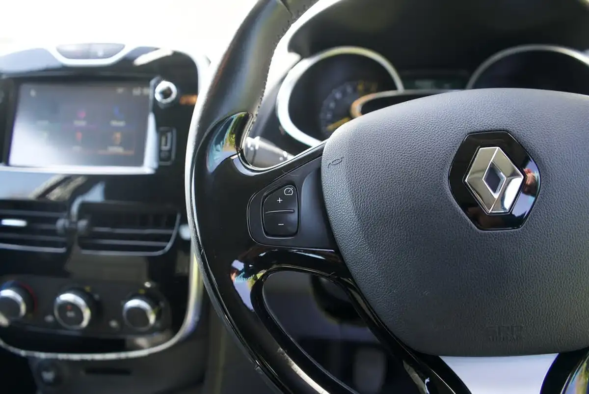 2015-renault-clio-12-dynamique-nav-big-43