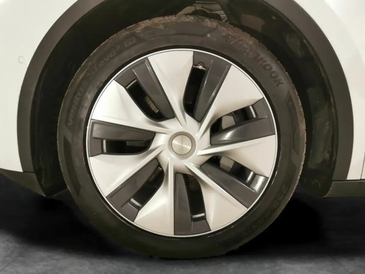 2022-tesla-model-y-e-long-range-big-24