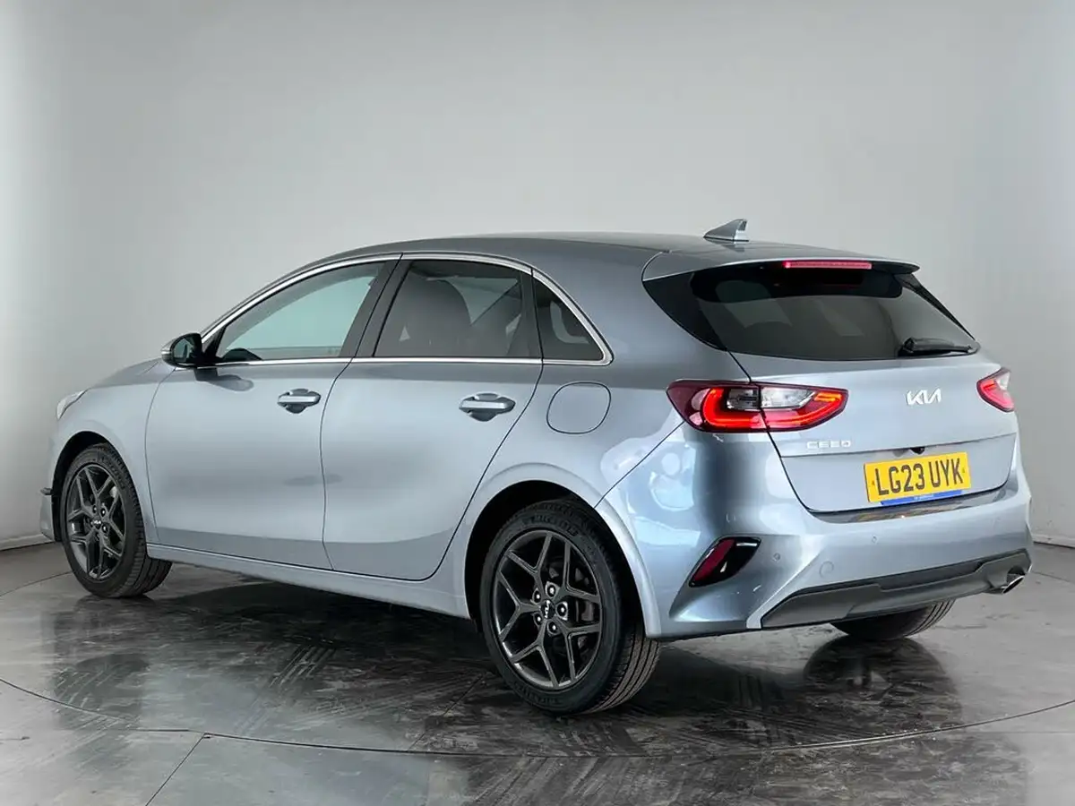 2022-kia-ceed-15-t-gdi-3-hatchback-big-2