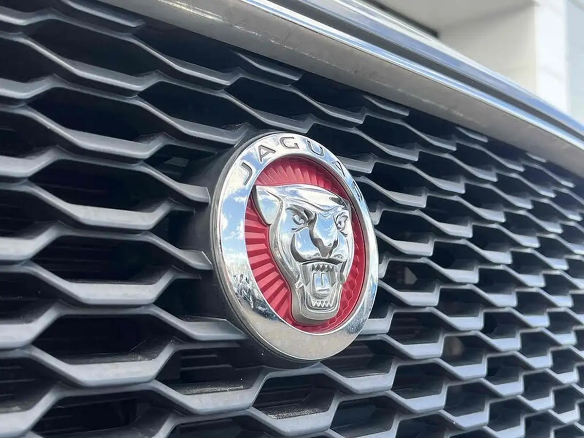 2018-jaguar-e-pace-20-i4-s-ss-big-19
