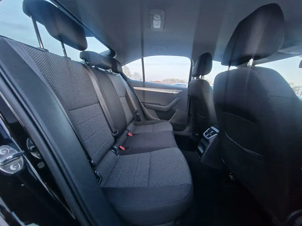 2014-skoda-octavia-16tdi-se-hatchback-big-12