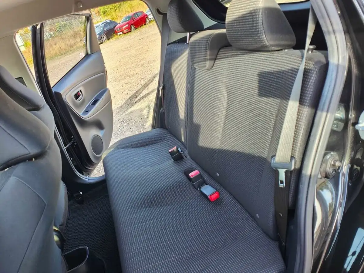 2014-toyota-yaris-big-26