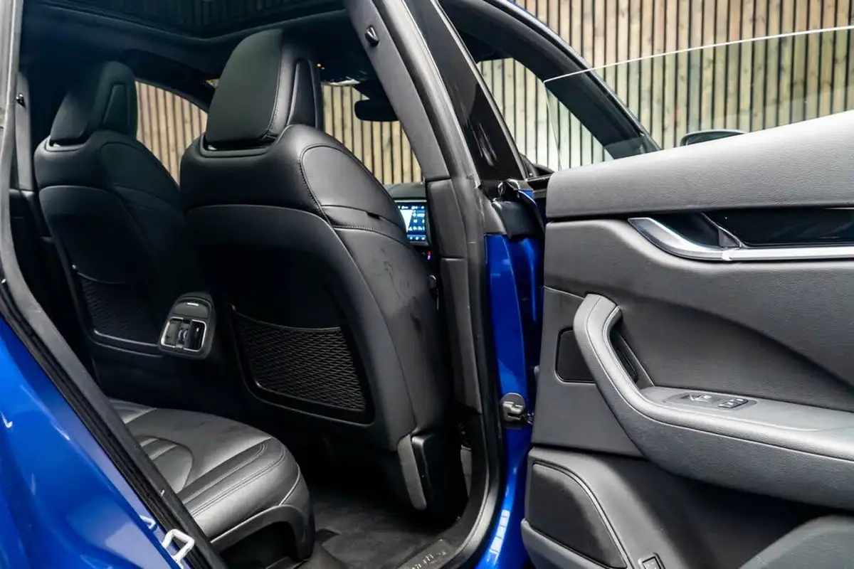 2021-maserati-levante-30-gransport-big-39