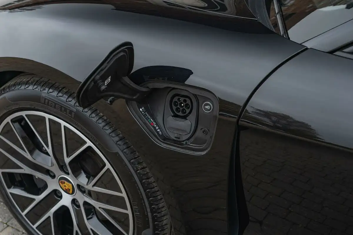 2022-porsche-taycan-e-base-408ps-big-13