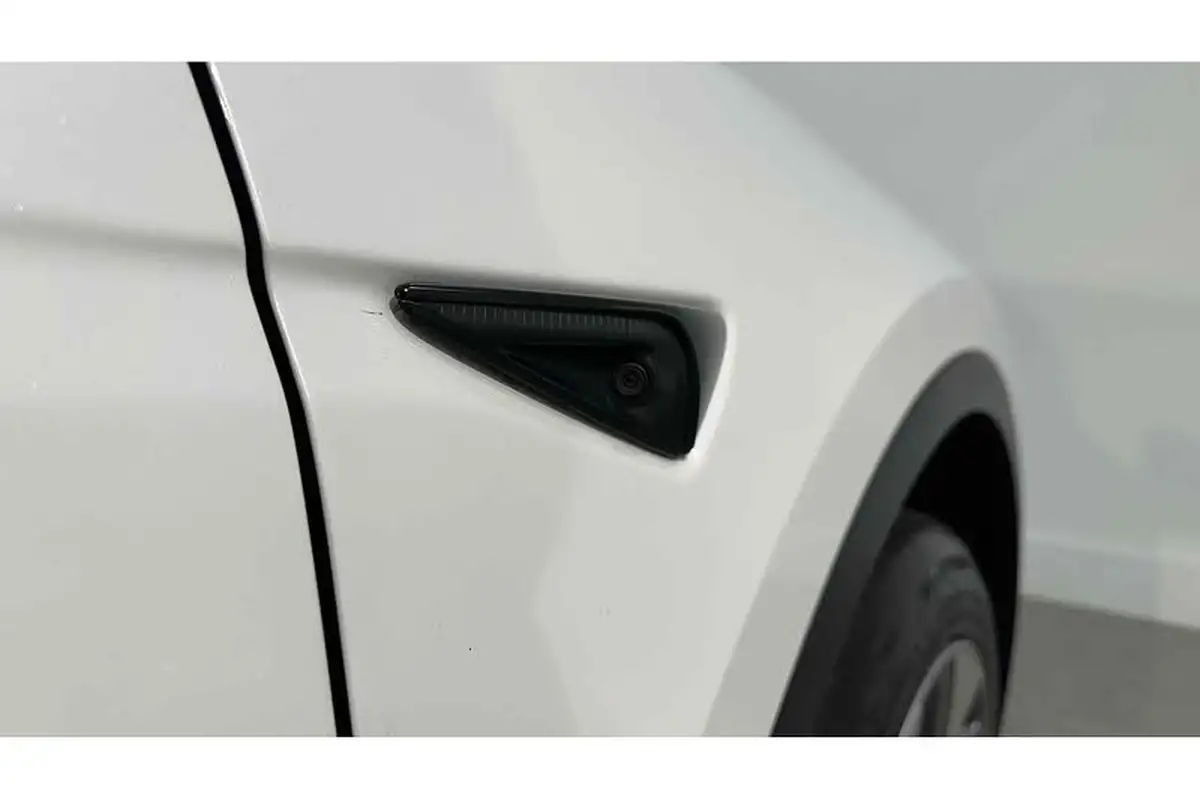 2022-tesla-model-y-e-long-range-big-13