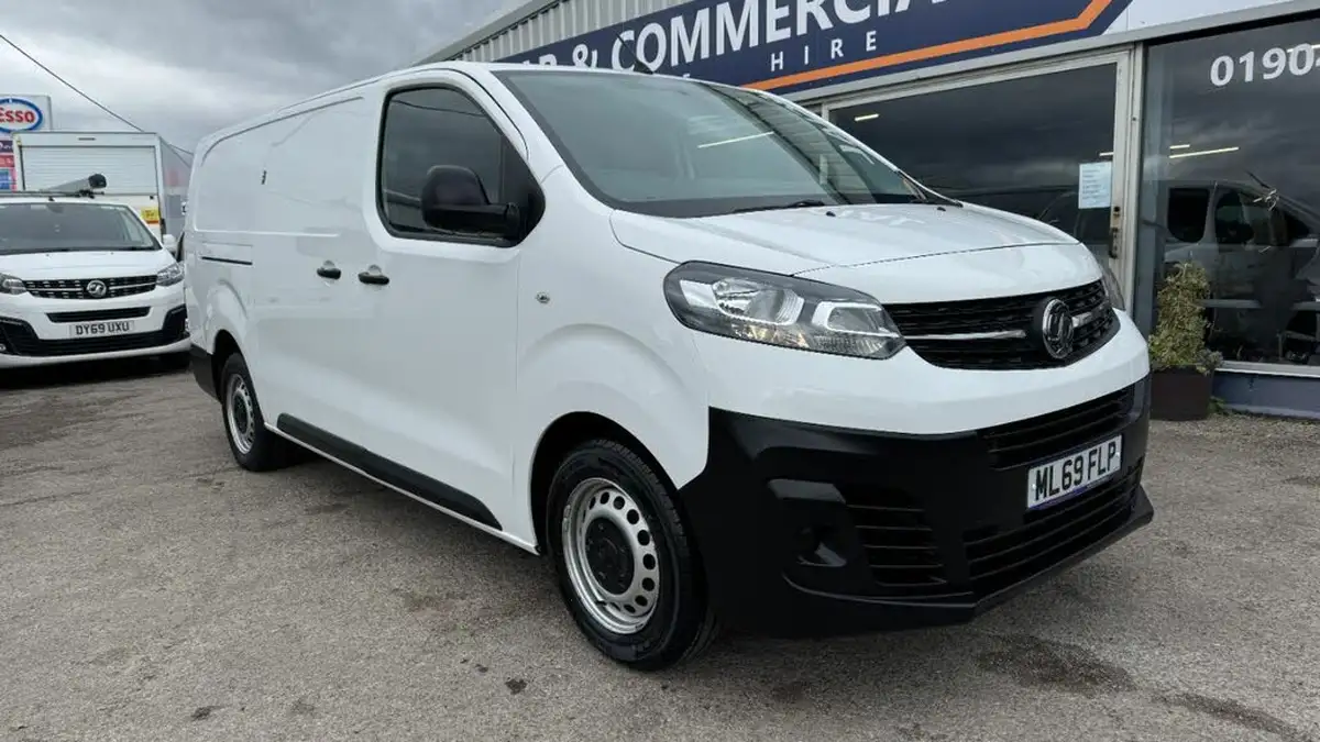 2019-vauxhall-vivaro-15td-2900-l2h1-dynamic-big-1