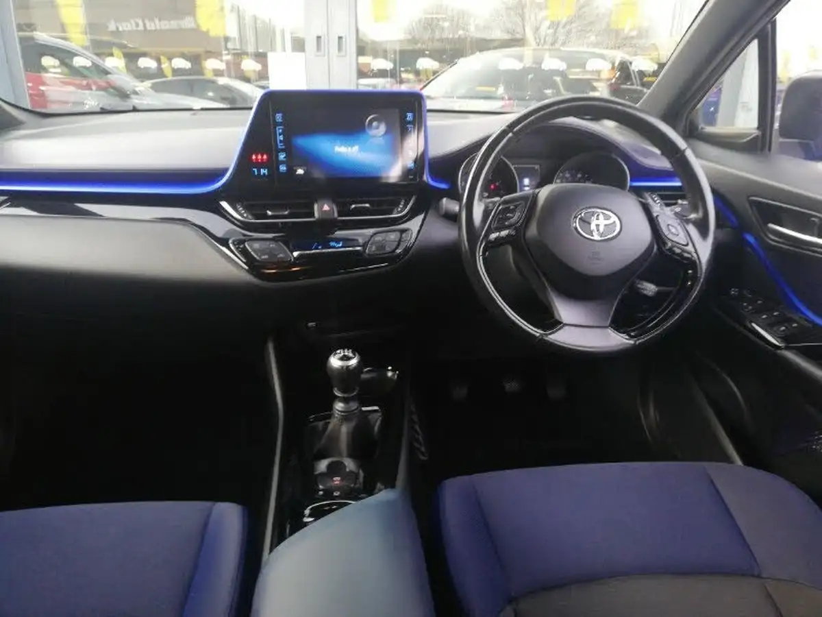 2017-toyota-c-hr-12-dynamic-big-2