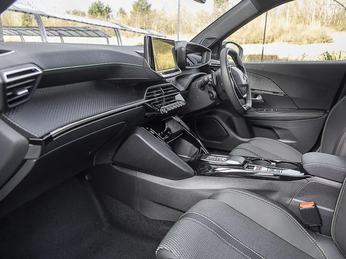 2025-peugeot-2008-suv-12-puretech-gt-136ps-hybrid-e-dsc6-big-4