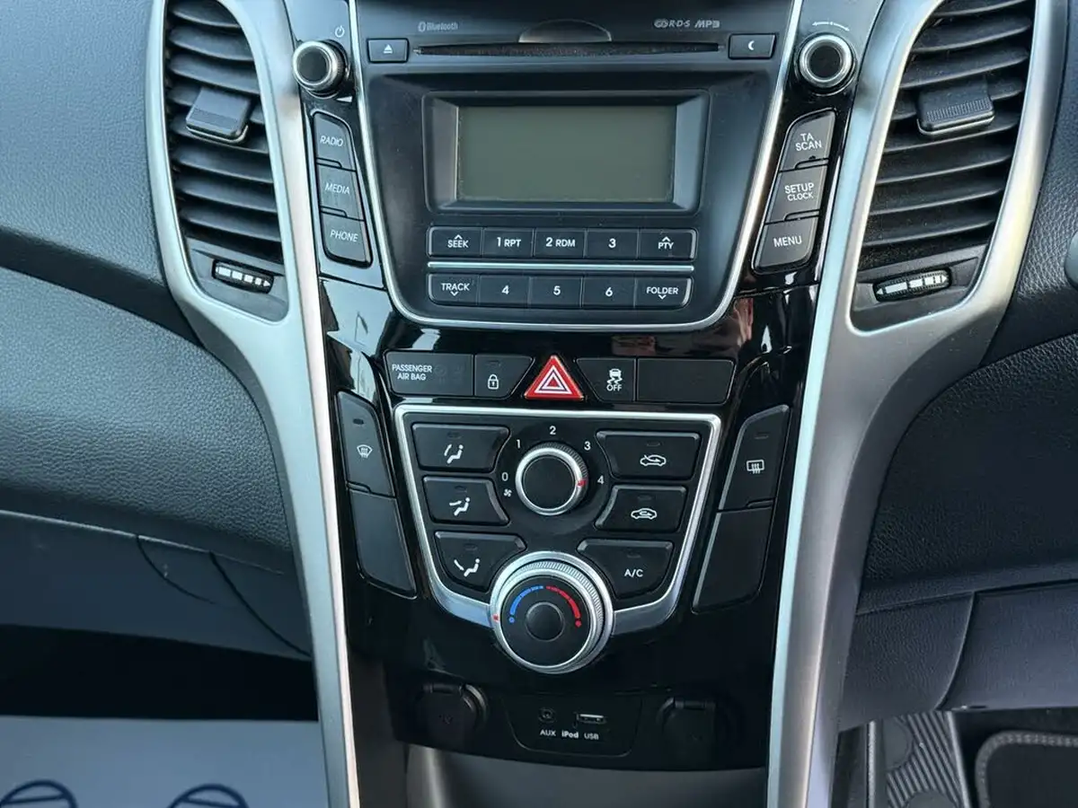 2017-hyundai-i30-16-se-hatchback-auto-big-21