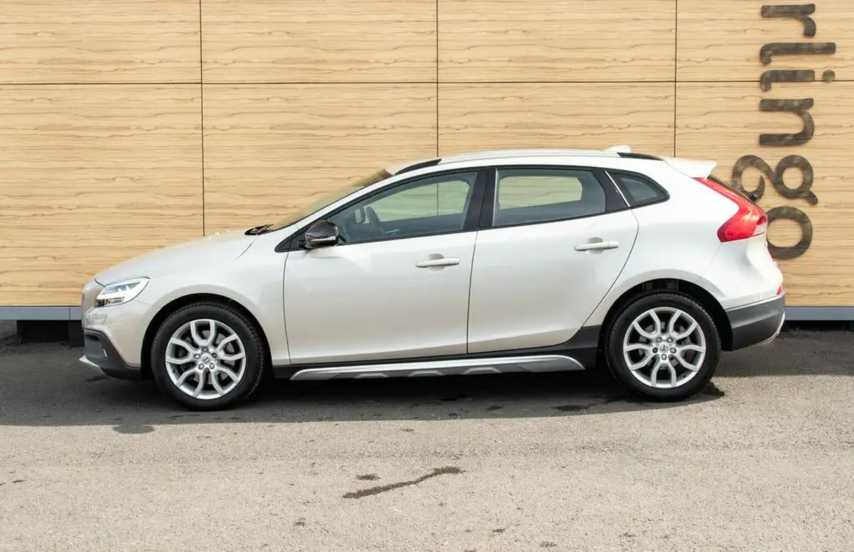 2016-volvo-v40-15-t3-cross-country-pro-big-12
