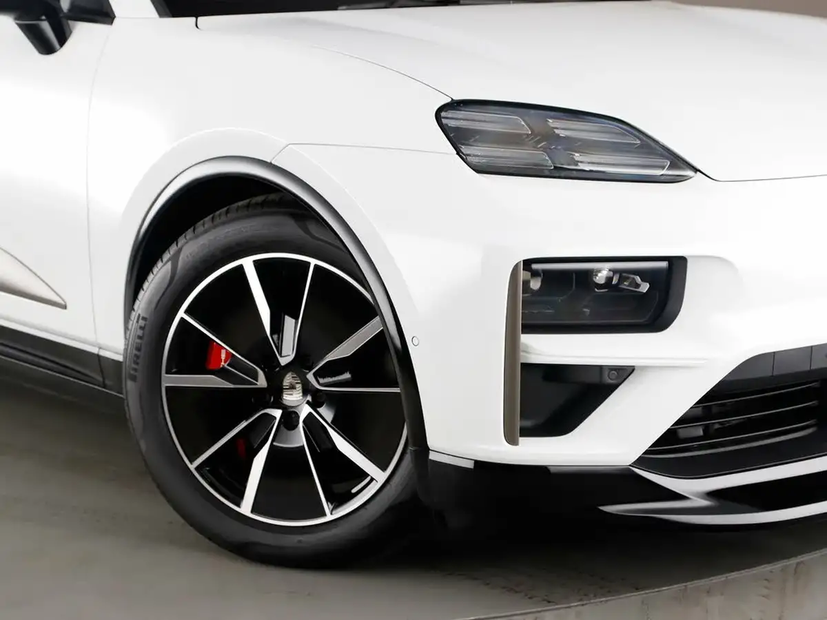 2025-porsche-macan-e-turbo-electric-big-39