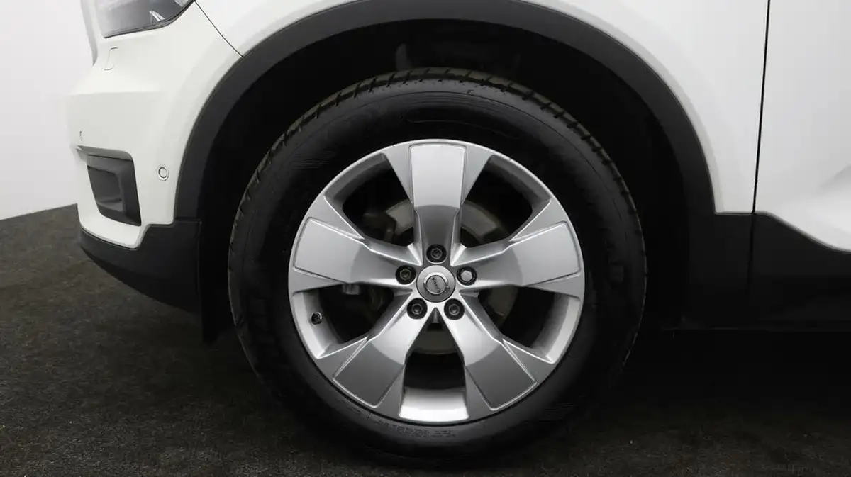 2018-volvo-xc40-20td-d3-momentum-pro-geartronic-big-17