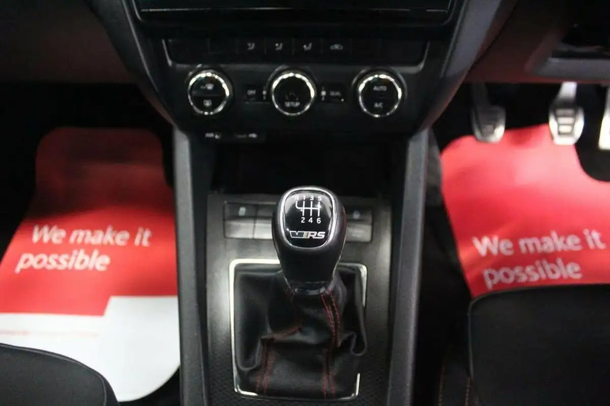 2015-skoda-octavia-20tdi-vrs-estate-big-34