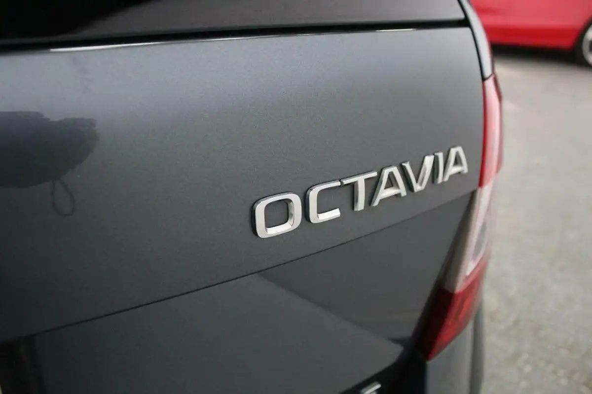 2015-skoda-octavia-20tdi-vrs-estate-big-12