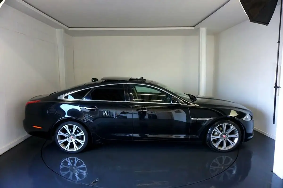 2017-jaguar-xj-series-30td-xj-portfolio-swb-big-11