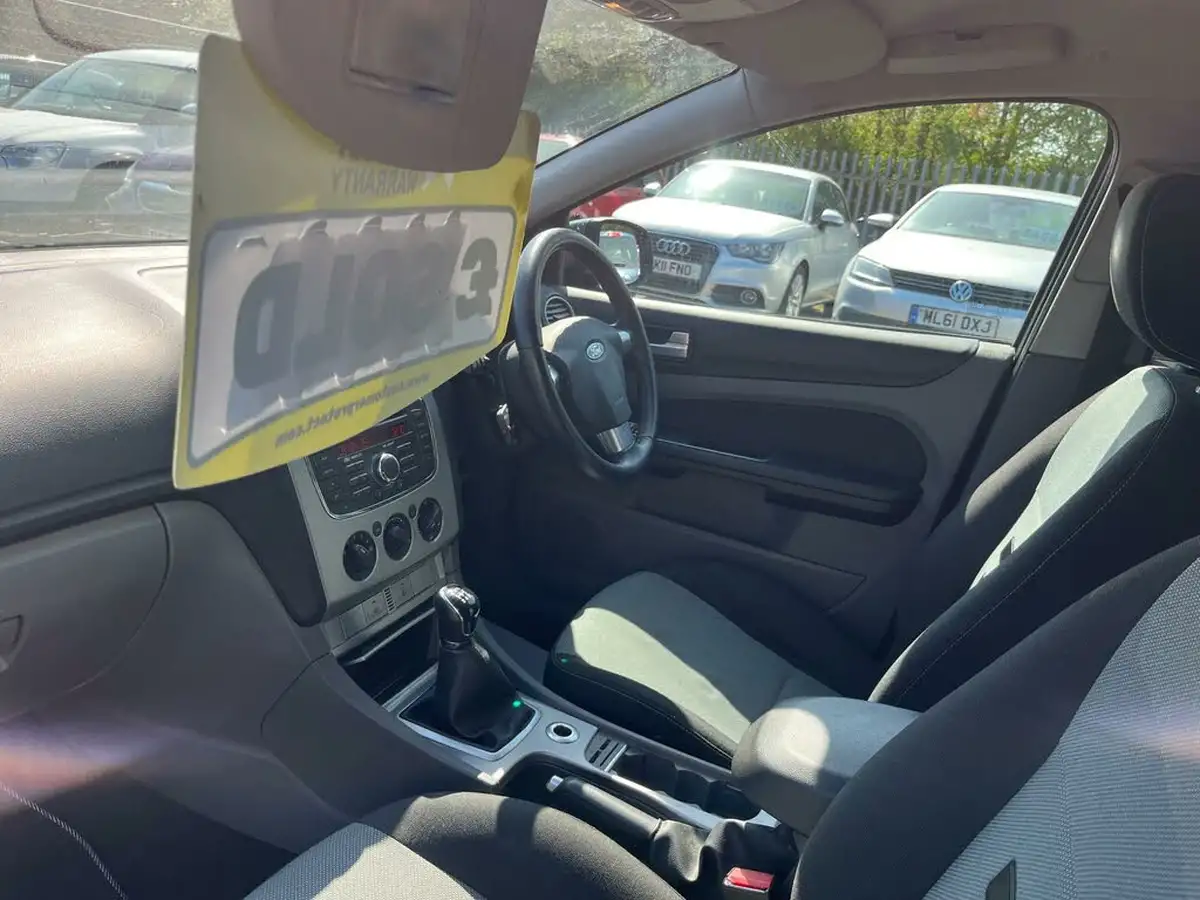 2010-ford-focus-16-zetec-hatchback-5d-big-15