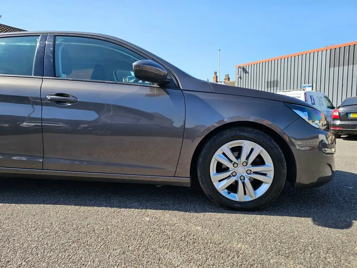 2014-peugeot-308-16hdi-active-big-35