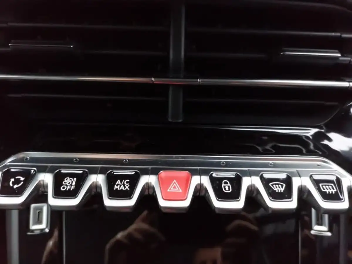 2021-peugeot-208-12-puretech-allure-premium-100bhp-big-15