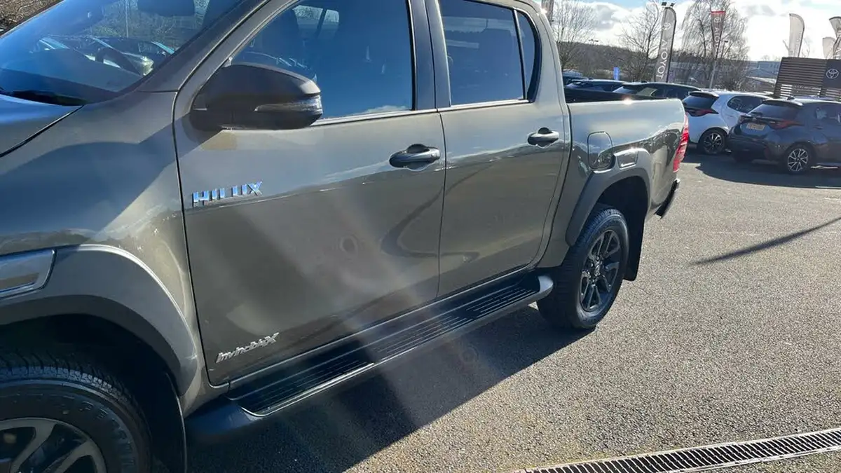 2023-toyota-hi-lux-28d-4d-invincible-x-2754cc-auto-big-35