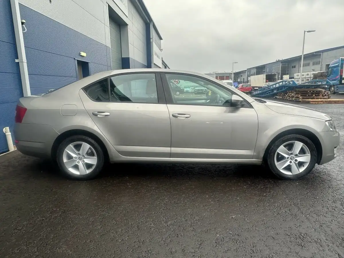 2015-skoda-octavia-16tdi-se-105ps-hatchback-big-6