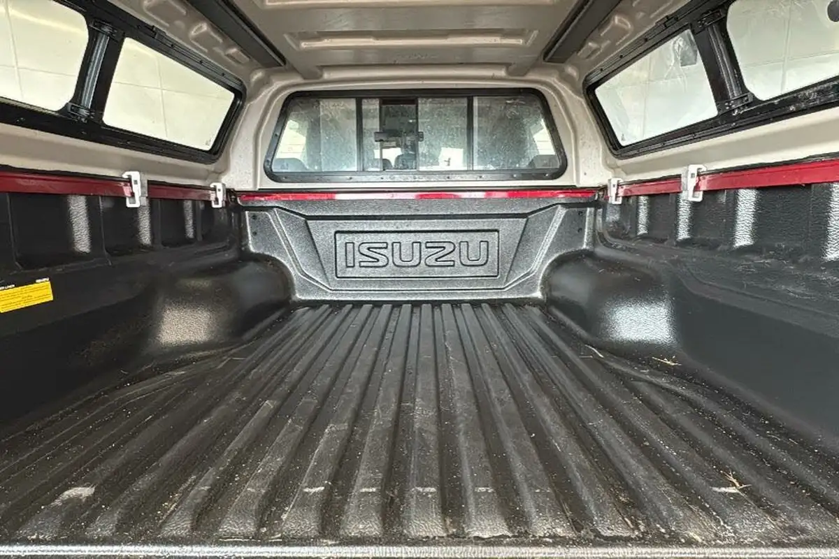 2023-isuzu-d-max-19td-v-cross-steel-edition-auto-big-12