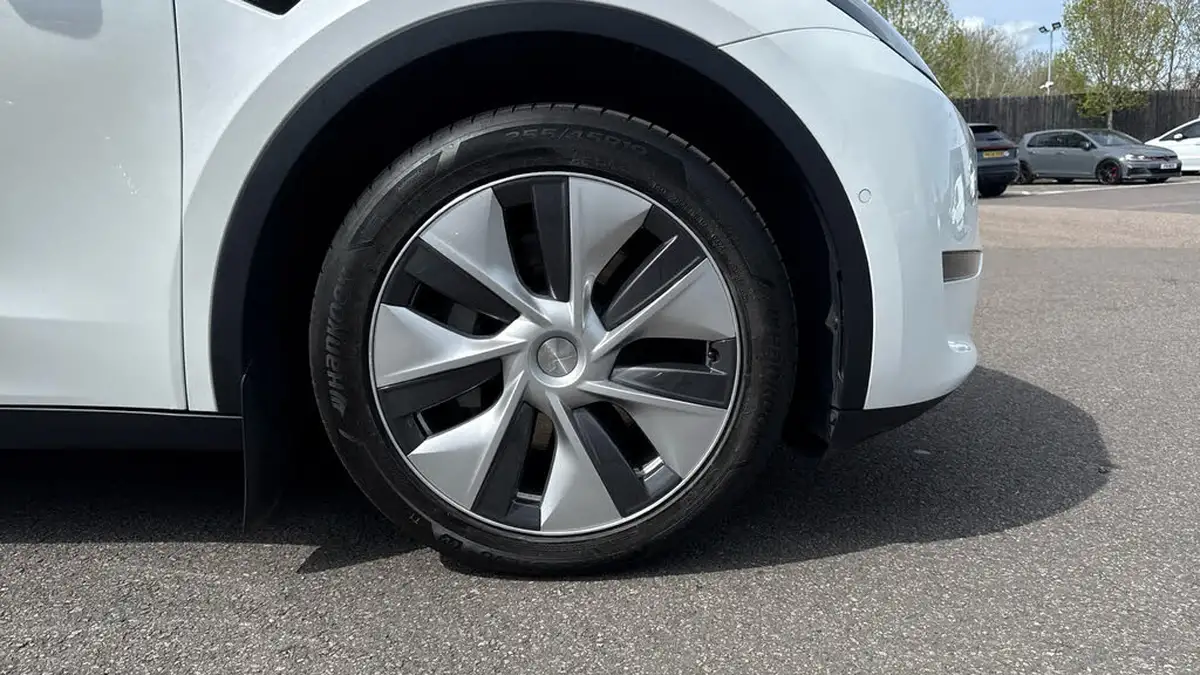 2022-tesla-model-y-e-long-range-big-8
