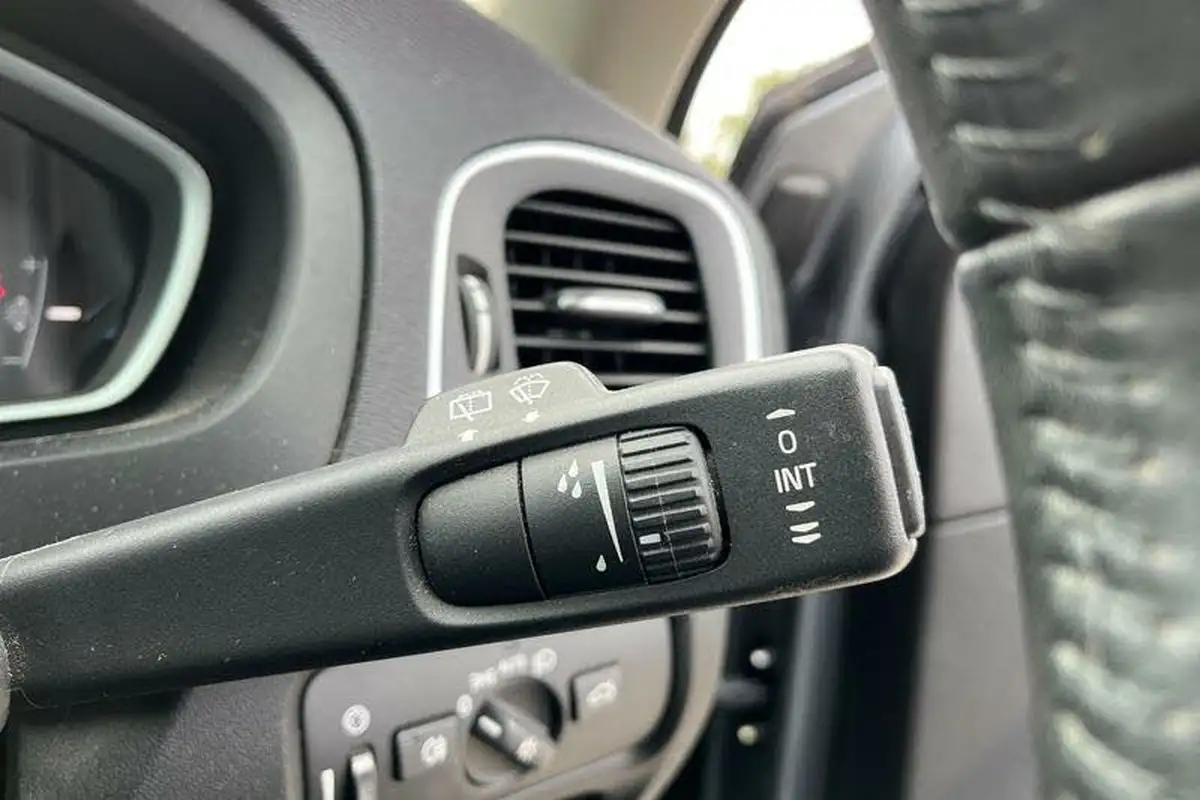 2019-volvo-v40-20td-d2-momentum-nav-plus-big-14