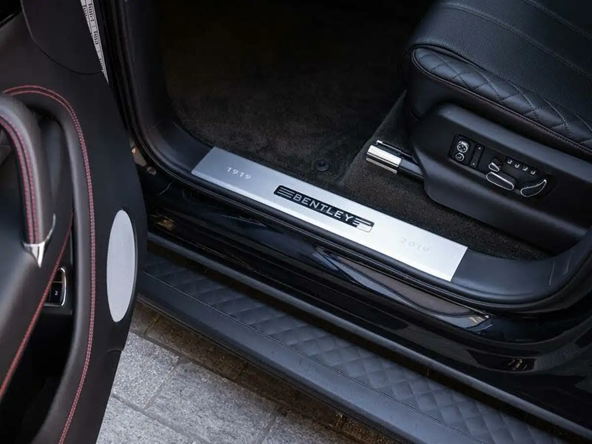 2019-bentley-bentayga-40-v8-big-49