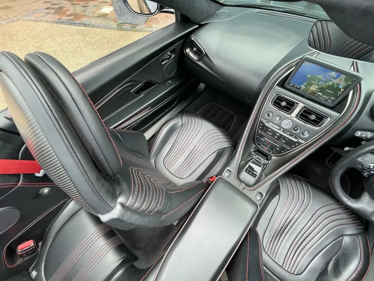 2019-aston-martin-db11-40-v8-big-34