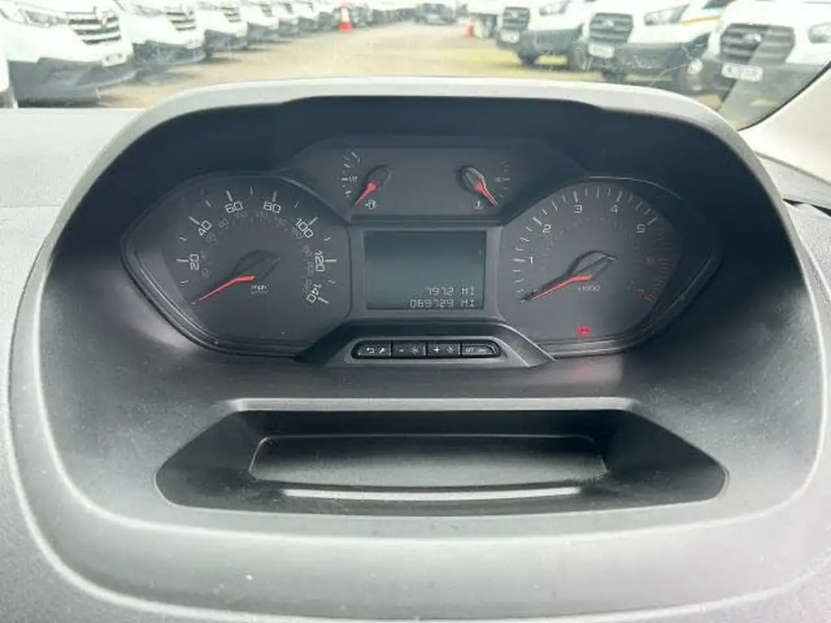2019-peugeot-partner-15-bluehdi-1000-professional-100ps-eu6dt-panel-big-14