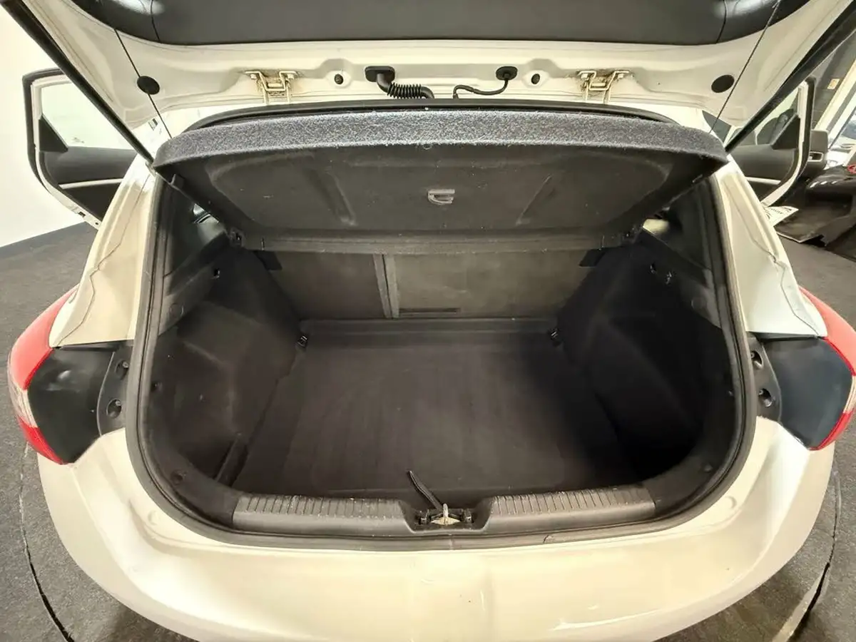 2012-hyundai-i30-16td-style-110ps-auto-big-32